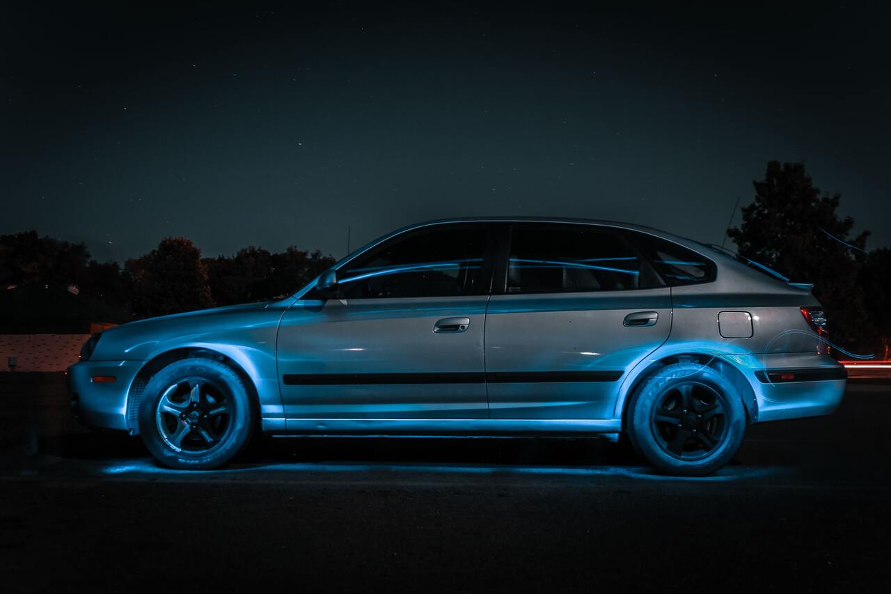 Voiture SUV avec néon bleu